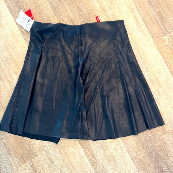 NWT SPANX Faux Leather Flouncy Skirt Small - Picture 1 of 7